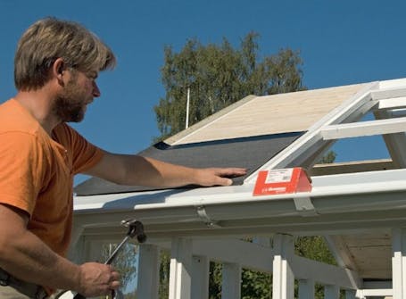 Det siste faget i taket på orangeri får tak av kryssfinér Det siste faget i taket på orangeri får tak av kryssfinér med takbelegg